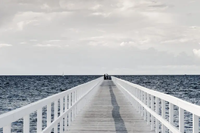  (416) White pier präsentiert: Gewässer, Landschaften, Männer, Meere, Menschen, Stege, Stege, Wasser