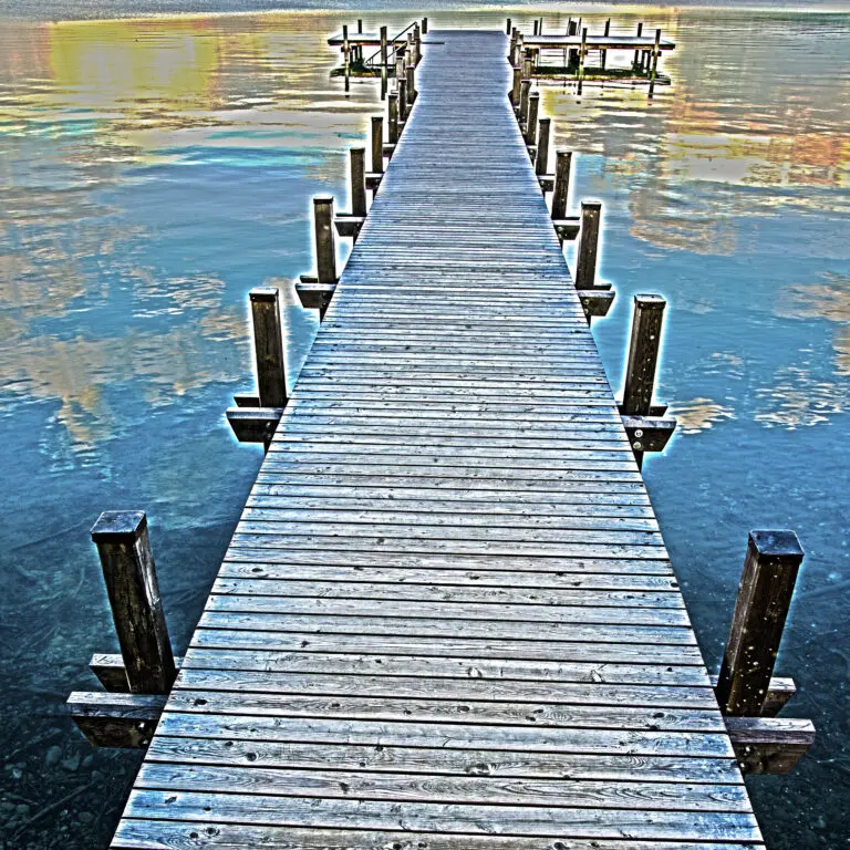  (1588) Blue runway präsentiert: Stege, Wasser