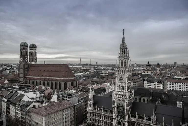  (2005) München über den Dächern präsentiert: Architektur