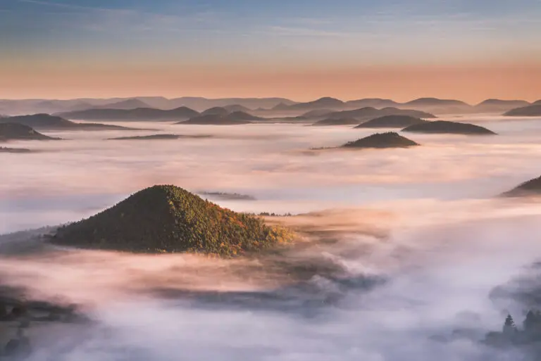  (2214) Hügel des Pfälzer Waldes im Nebel präsentiert: Berge, Landschaften
