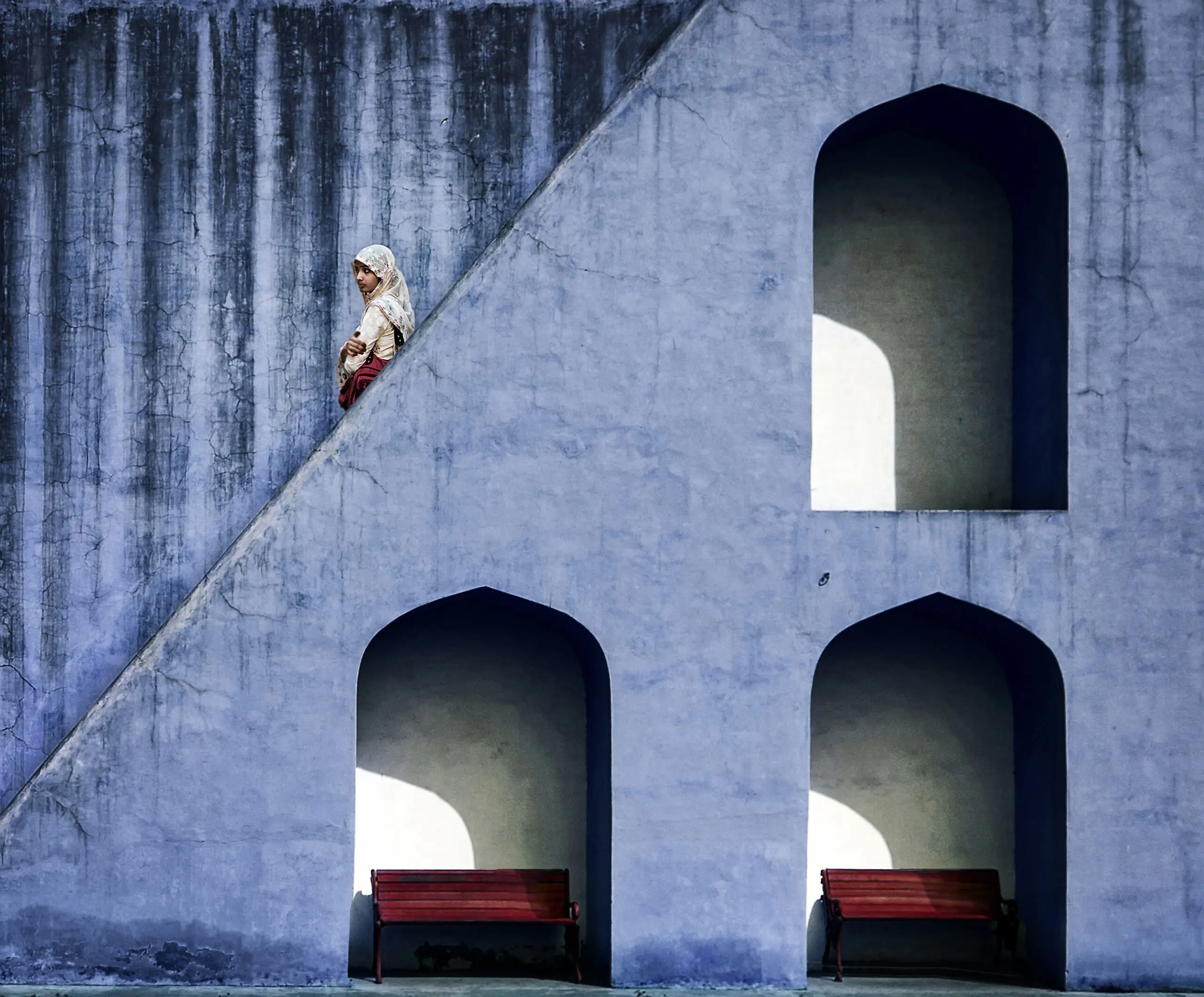 Wandbild (2823) the emptiness of waiting präsentiert: Architektur,Menschen,Detailaufnahmen,Häuser,Frauen