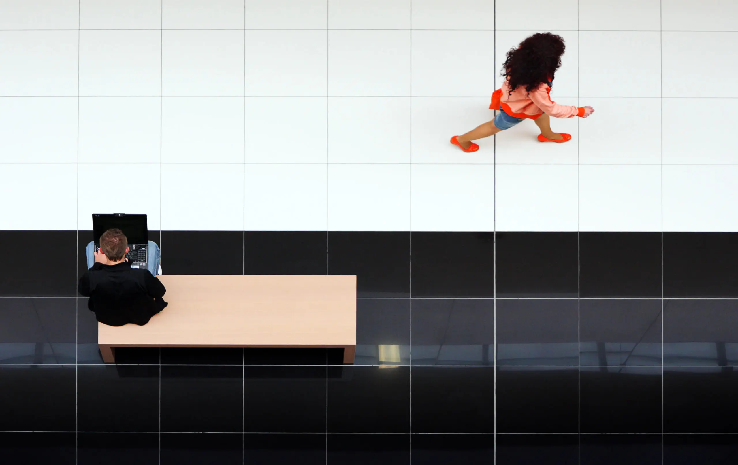 Wandbild (2827) Woman in Pink präsentiert: Menschen,Architektur