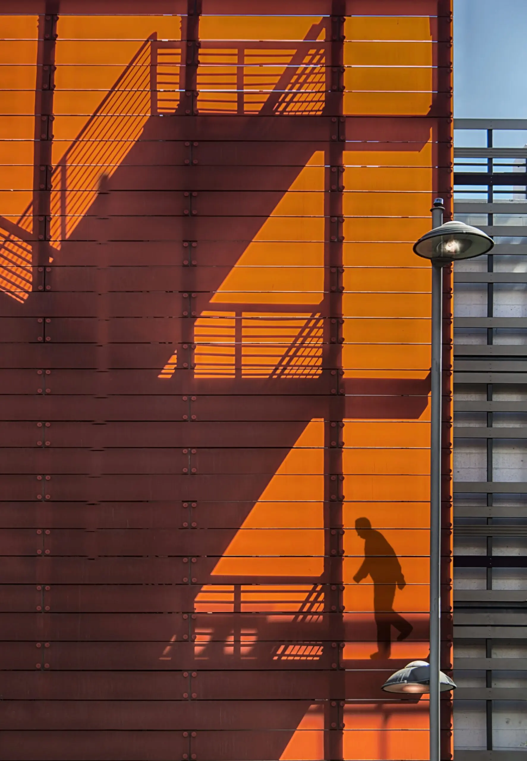 Wandbild (2844) Walking shadow präsentiert: Architektur,Menschen,Detailaufnahmen,Häuser