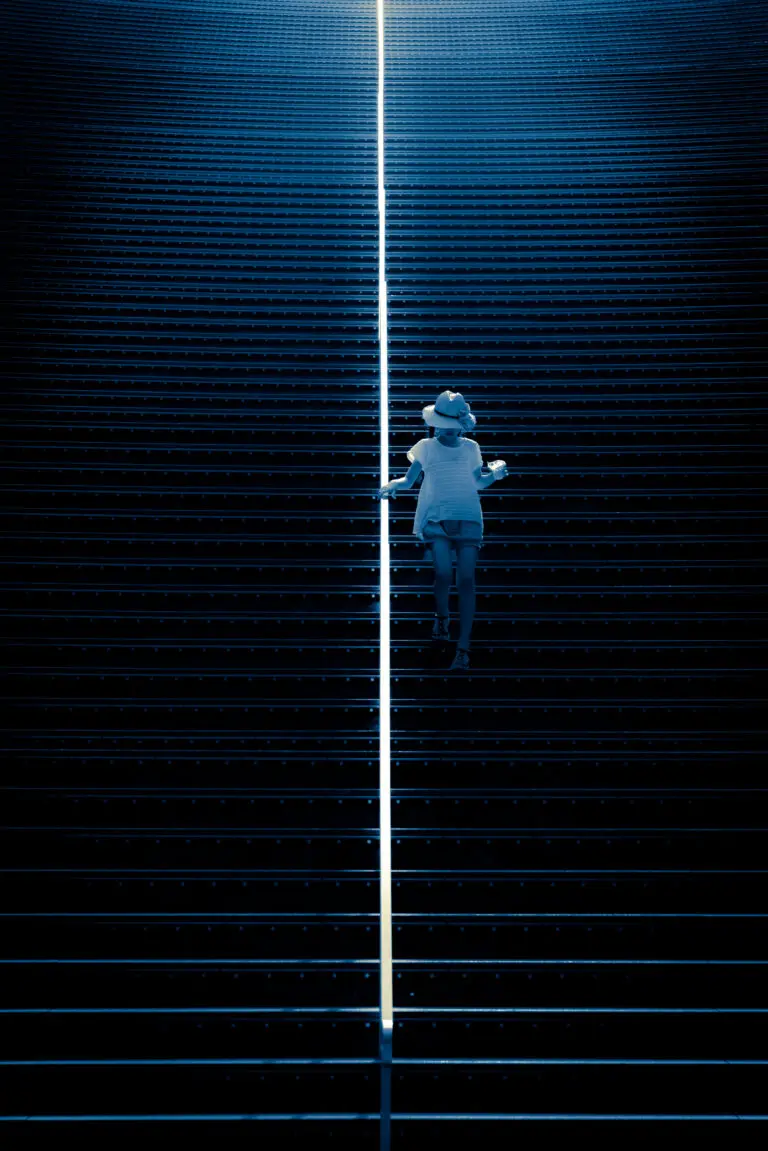  (3070) Angel came down präsentiert: Architektur, Detailaufnahmen, Frauen, Menschen, Treppe