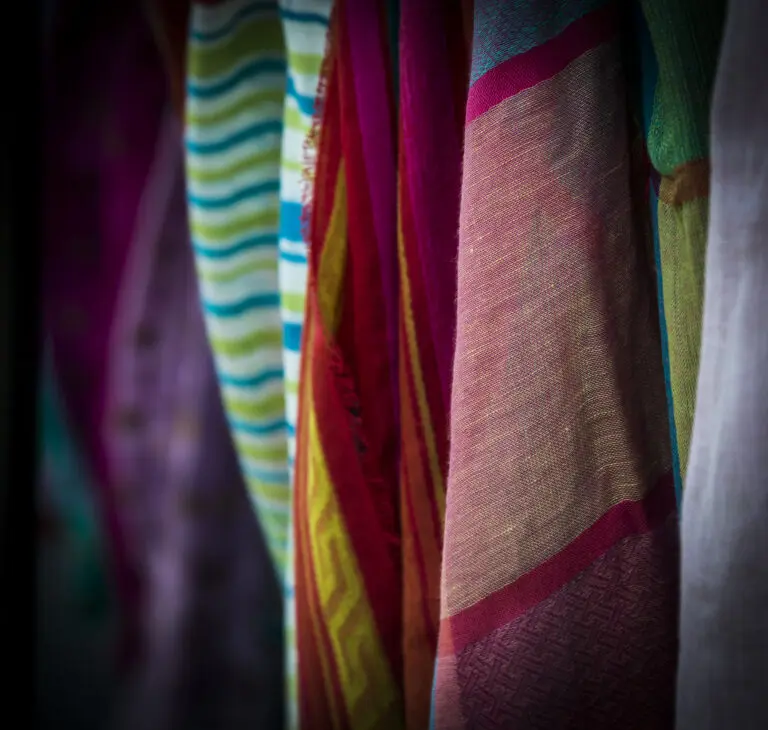  (3311) colored fabric präsentiert: Details und Strukturen, Sonstige Stillleben, Stillleben
