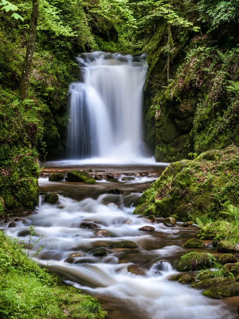 Geroldsauer Wasserfall im Frühling im Schwarzwald