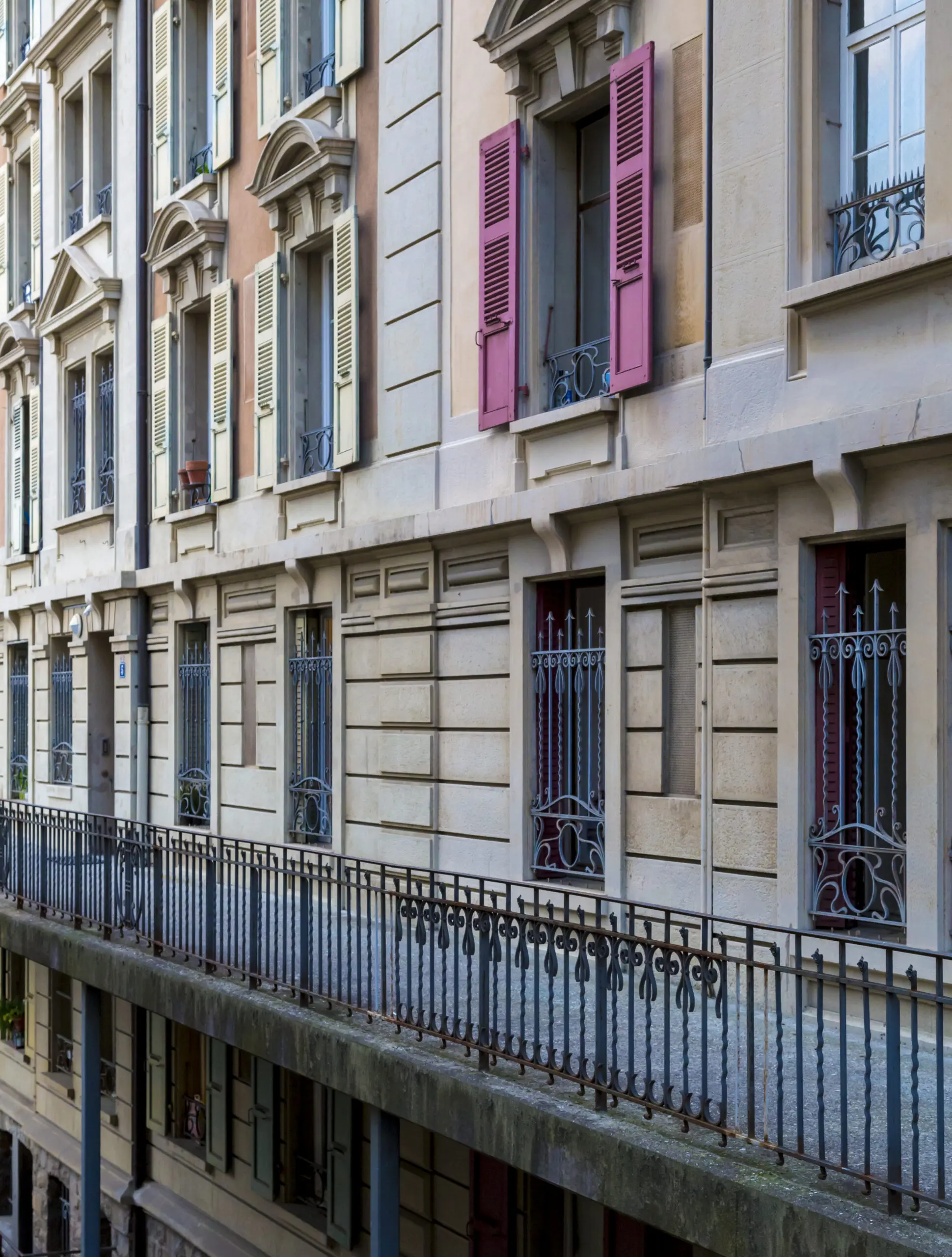 Wandbild (3997) la fenêtre rouge präsentiert: Architektur,H&auml;user