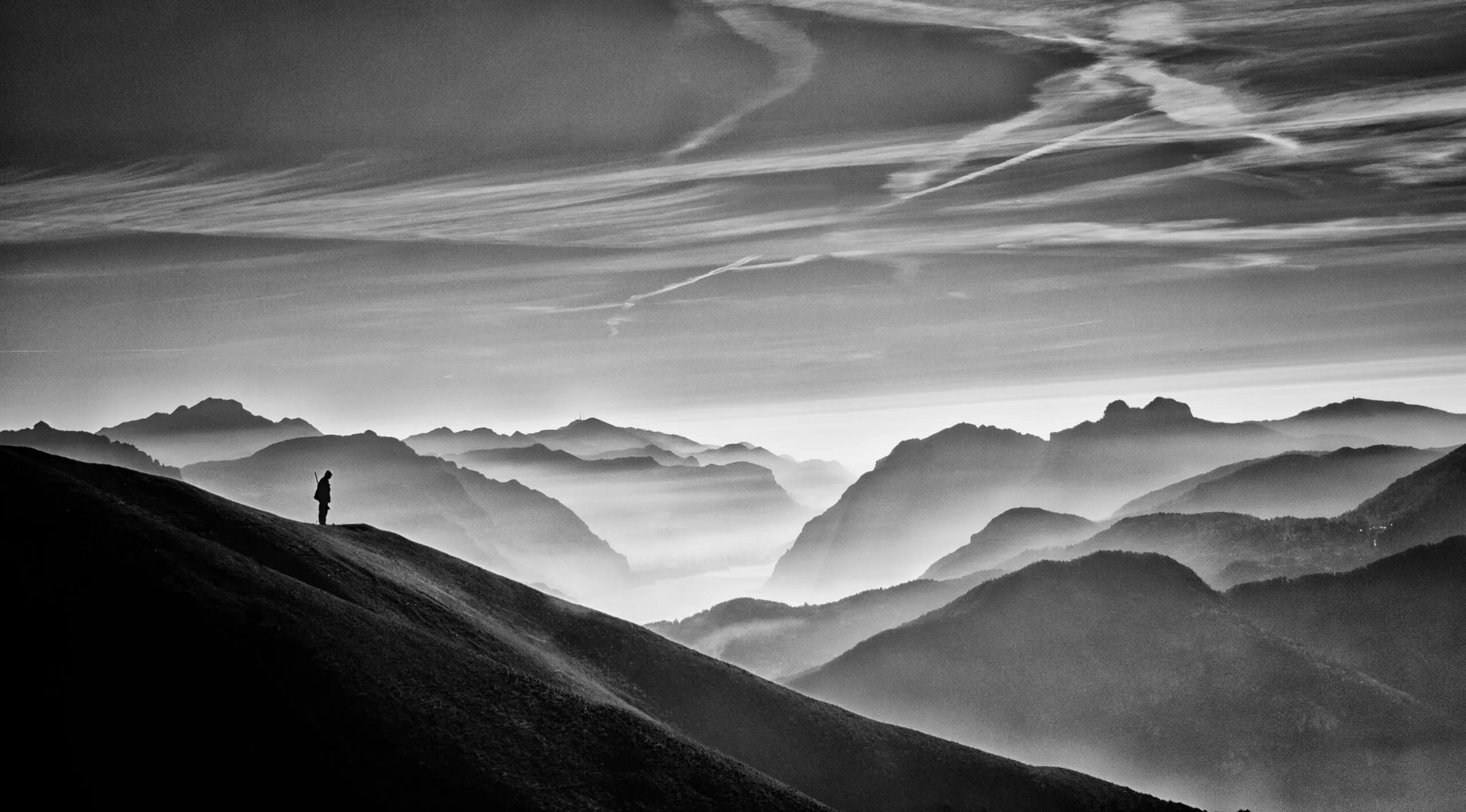 Wandbild (4035) Hunter in the fog BW präsentiert: Menschen,Landschaften,Berge,Reportagen,M&auml;nner