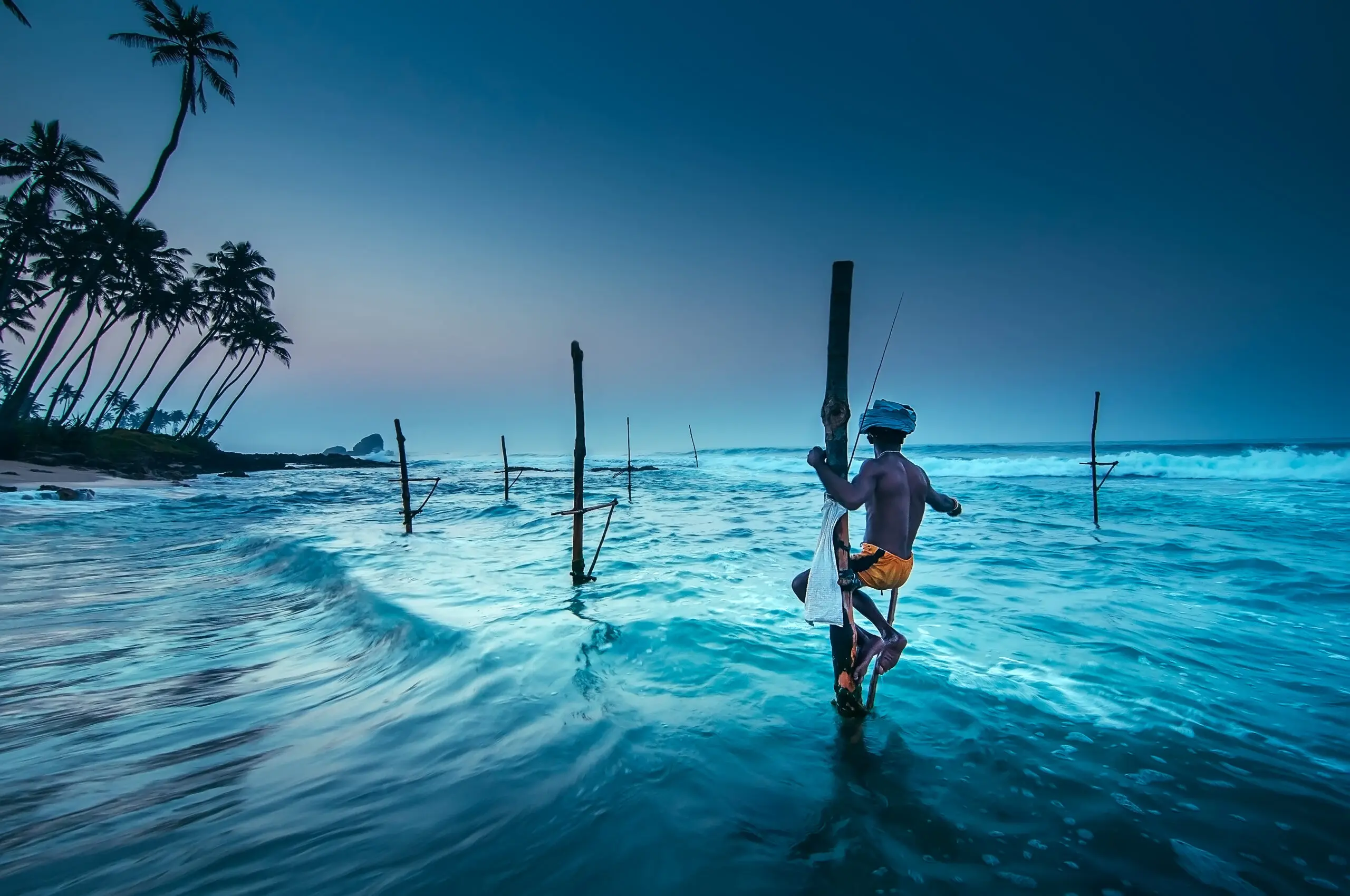 Wandbild (4061) Fishing at sunrise präsentiert: Menschen,Wasser,Landschaften,Sommer,Str&auml;nde,Gew&auml;sser,Reportagen,M&auml;nner,Meere