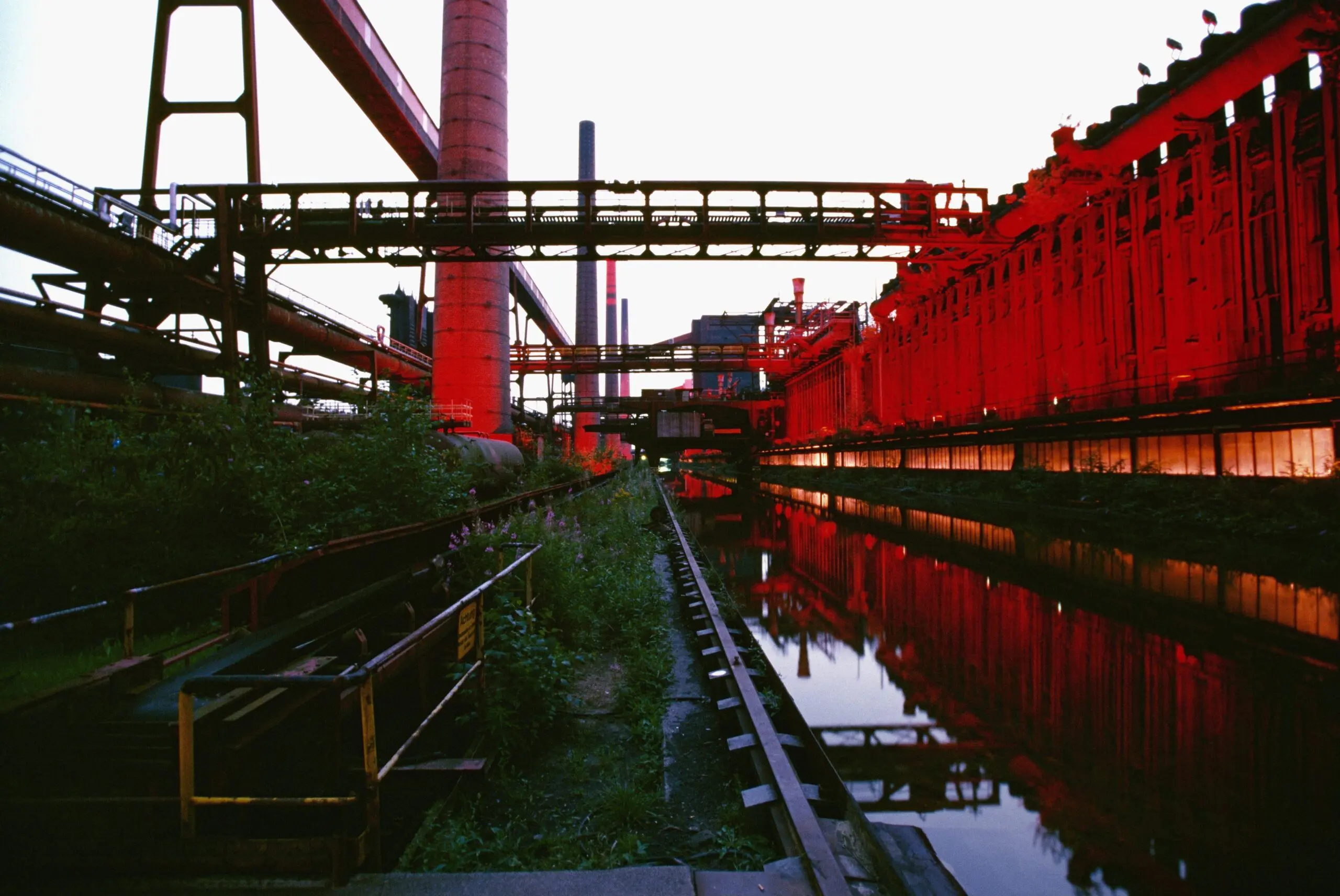 Wandbild (4459) Cozzi Guido, Zollverein präsentiert: Technik,Kreatives,Details und Strukturen,Architektur,Natur,Landschaften,Detailaufnahmen,Industrie,Sonstige Architektur,Brücke,Gewässer,Sonstiges Kreatives,Pflanzen,Architekturdetails