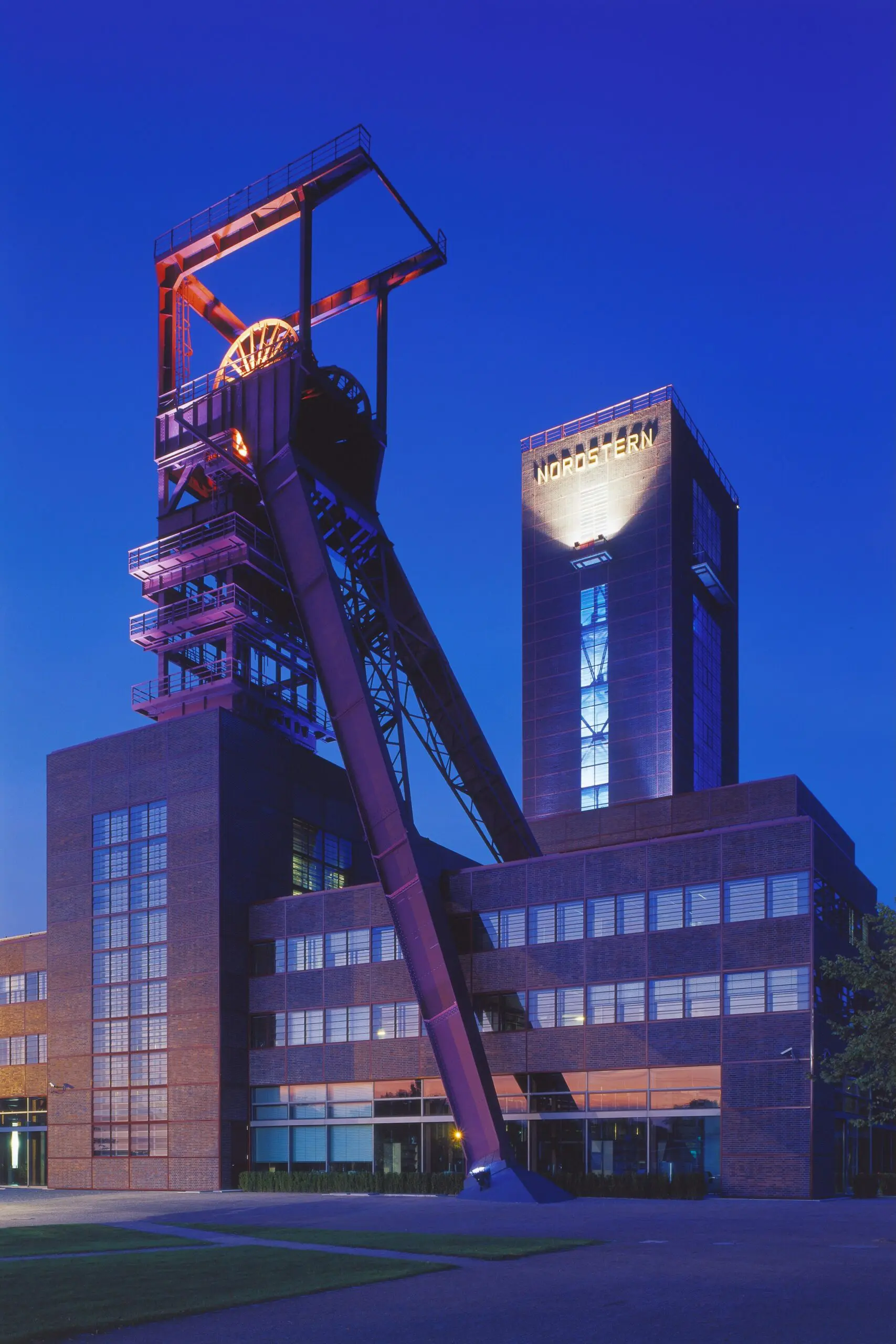 Wandbild (4471) Kornblum, Zeche Nordstern präsentiert: Technik,Kreatives,Details und Strukturen,Architektur,Detailaufnahmen,Häuser,Industrie,Sonstige Architektur,Detailaufnahmen,SonstigeTechnik,Sonstiges Kreatives,Sonstige Naturdetails,Architekturdetails