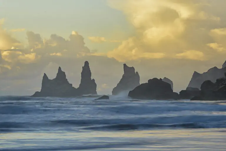  (4687) Robertz Mark – Basaltfelsen Reynisdrangar präsentiert: Berge, Gewässer, Landschaften, Meere, Natur, Wasser