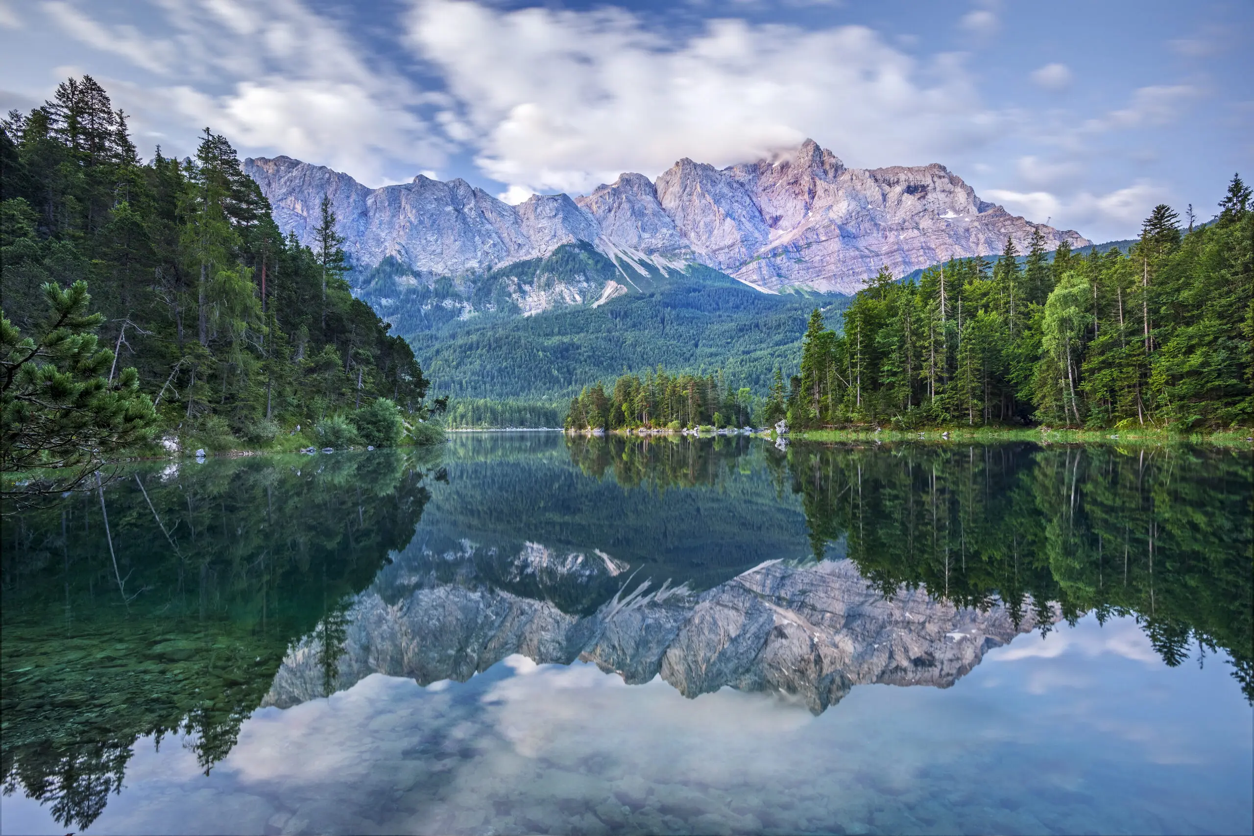 Wandbild (4666) Schmid Reinhard – Eibsee mit Wettersteingebirge und Zugspitze präsentiert: Wasser,Natur,Landschaften,Bäume,Sommer,Wälder,Berge,Frühling,Gewässer,Seen,Wasserspiegelungen
