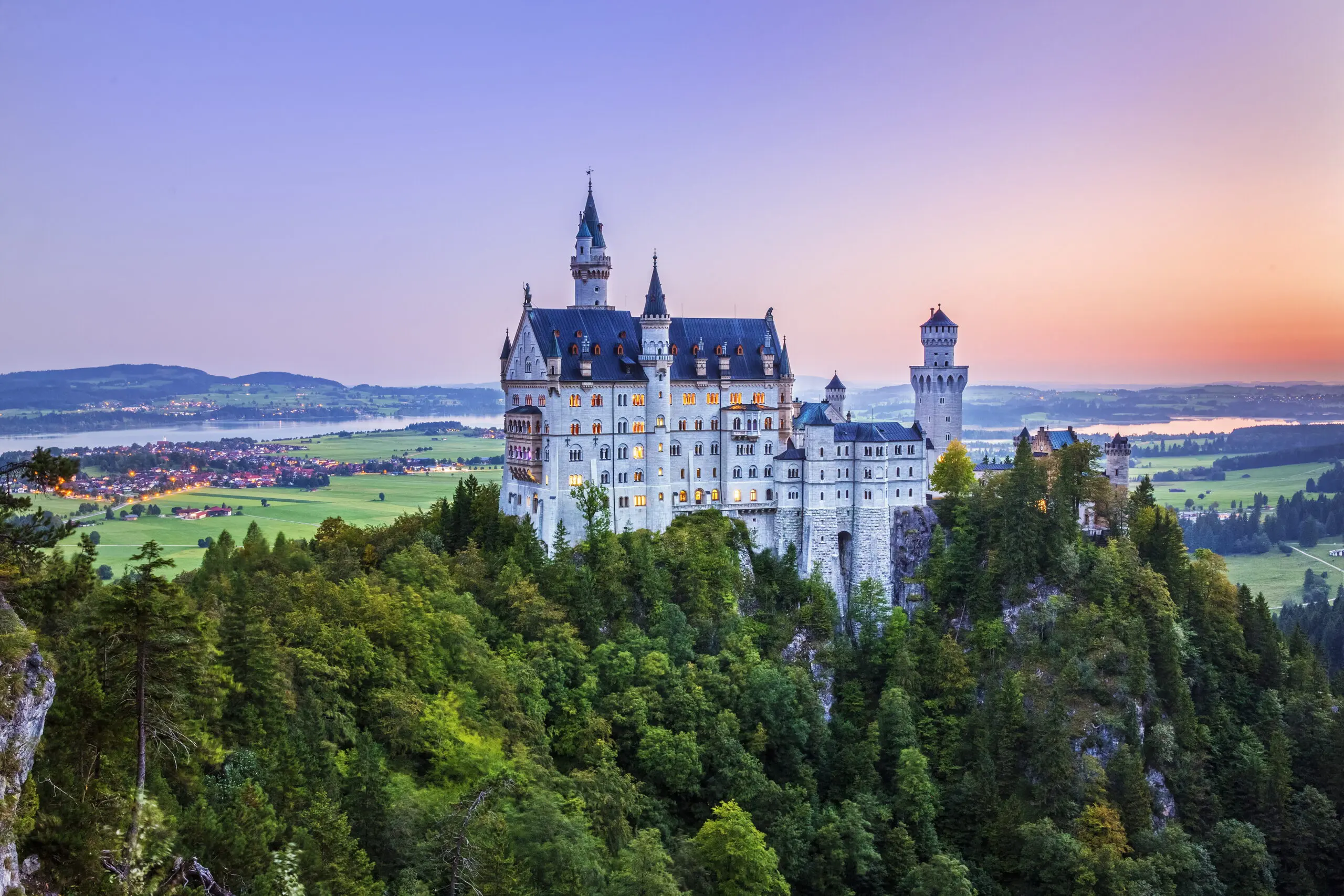 Wandbild (4658) Schmid Reinhard – Morgendämmerung am Schloss Neuschwanstein präsentiert: Architektur,Natur,Landschaften,Sehenswürdigkeiten,Sommer,Wälder,Berge,Frühling,Herbst,Luftaufnahmen