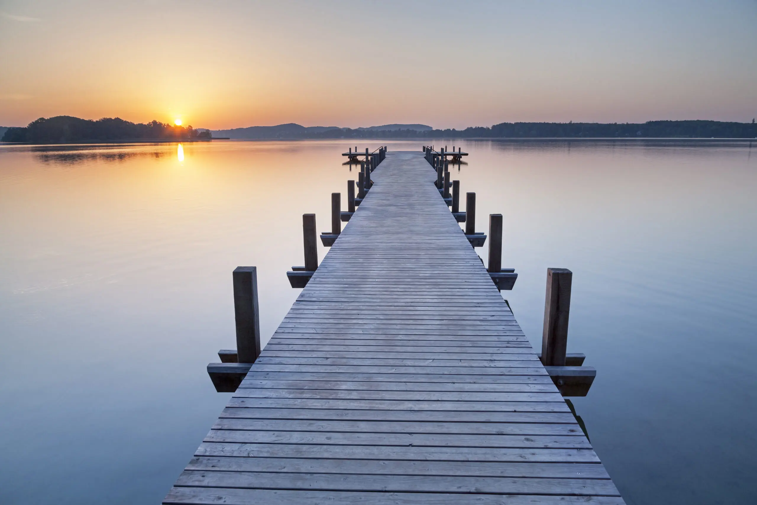 Wandbild (4659) Bäck – Allein am See präsentiert: Wasser,Natur,Landschaften,Sommer,Stege,Wälder,Berge,Frühling,Gewässer,Herbst,Seen,Wasserspiegelungen