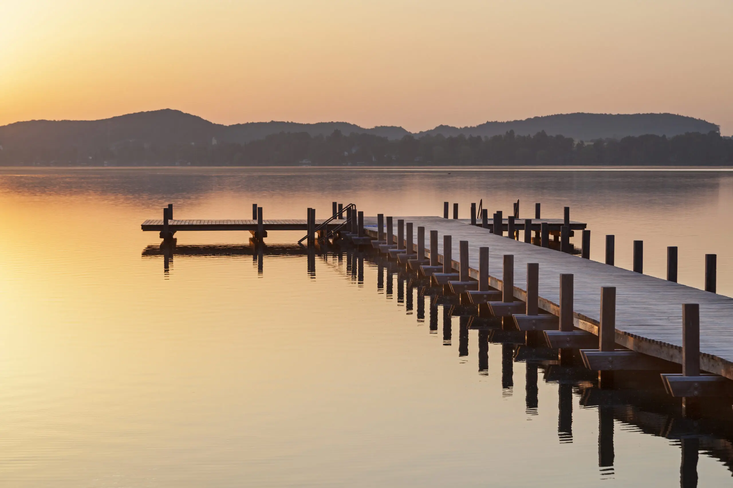 Wandbild (4656) Bäck – Abendlicht präsentiert: Wasser,Natur,Landschaften,Bäume,Sommer,Stege,Wälder,Berge,Gewässer,Seen
