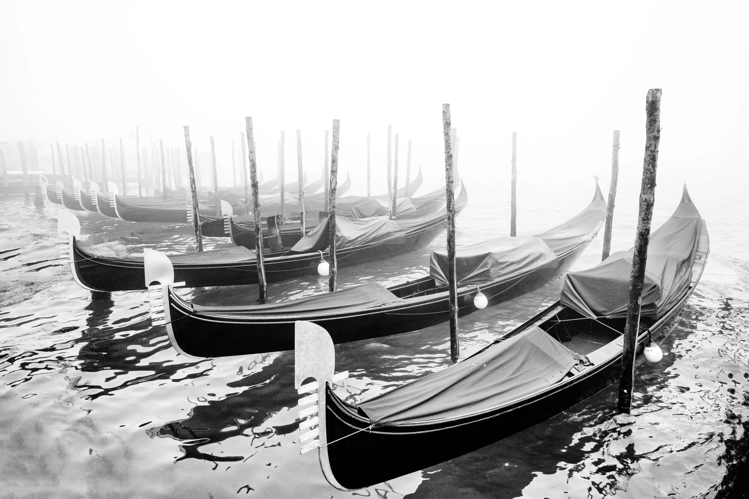Wandbild (4652) Kremer Susanne – Gondeln im Nebel präsentiert: Stillleben,Wasser,Kreatives,Landschaften,Gewässer,Retro,Sonstige Stillleben,Bäche und Flüsse,Meere,Stege,Wasserspiegelungen,Sonstiges Kreatives