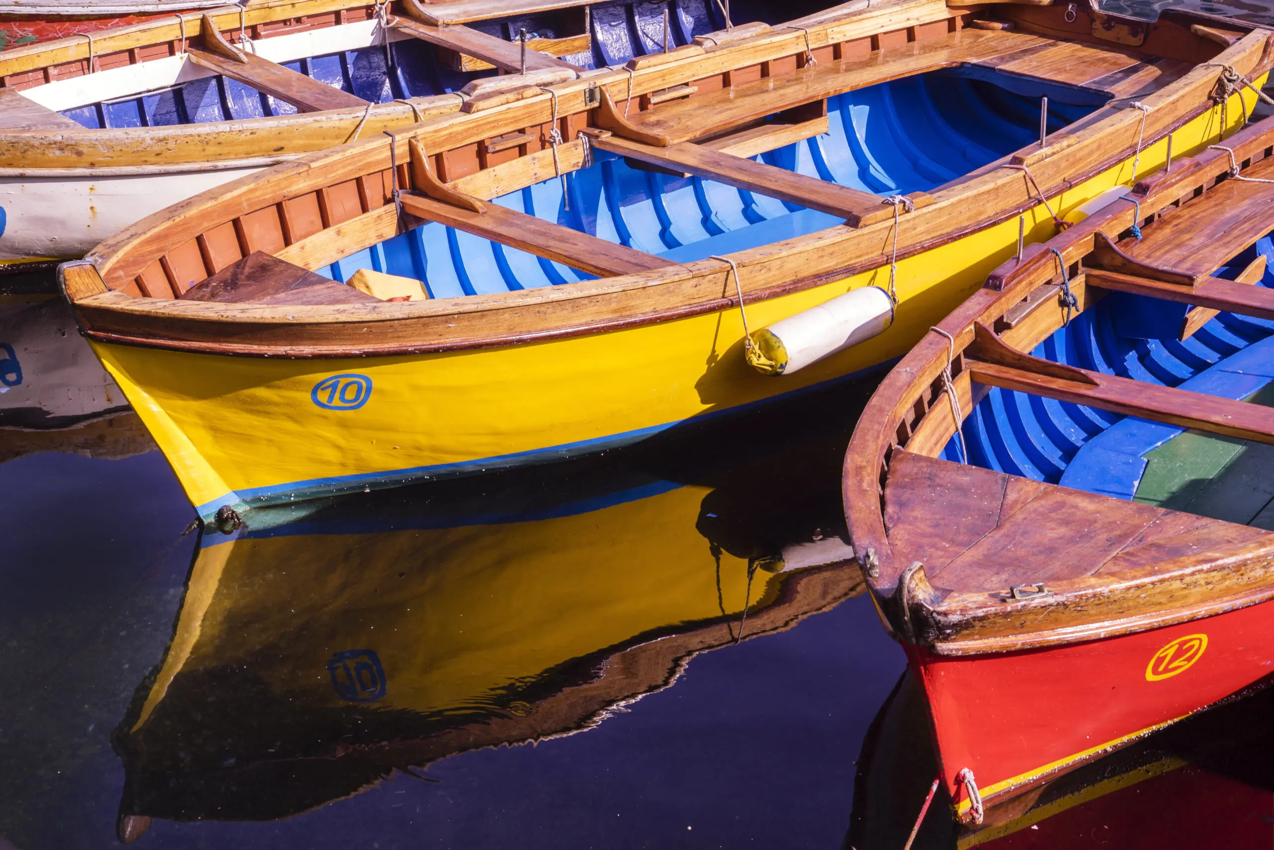 Wandbild (4650) Kremer Susanne – Boote in der Marina Borgo Marinari präsentiert: Technik,Wasser,Kreatives,Landschaften,Sommer,Gewässer,Schifffahrt,Meere,Seen,Wasserspiegelungen,Sonstiges Kreatives