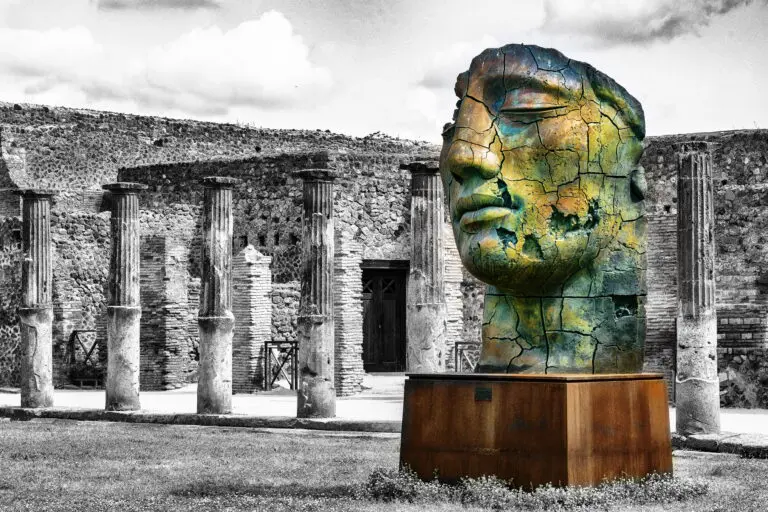  (4649) Kremer Susanne – Skulptur von Igor Mitoraj präsentiert: Architektur, Architekturdetails, Detailaufnahmen, Details und Strukturen, Kreatives, Sehenswürdigkeiten, Sonstige Architektur, Steine