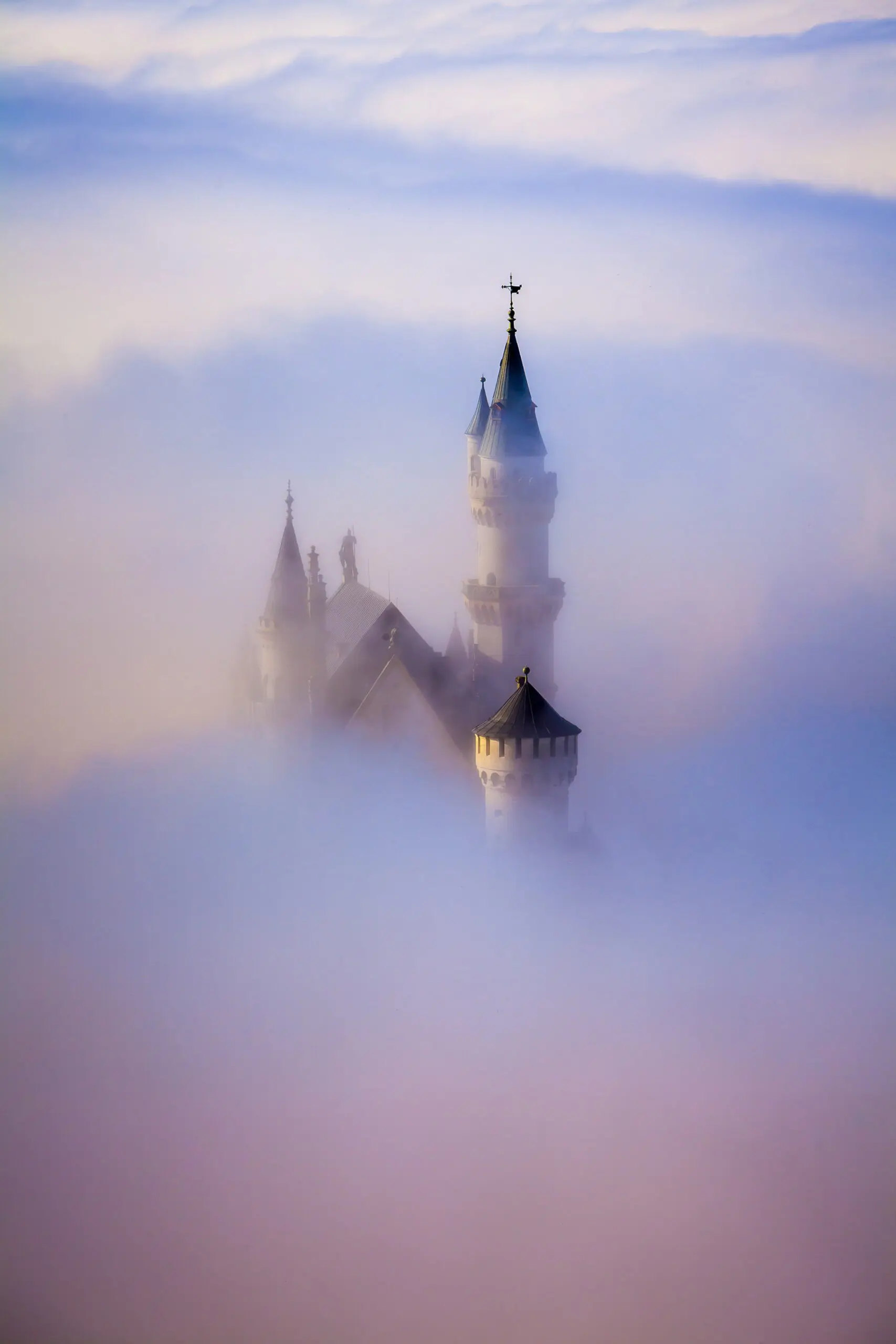 Wandbild (4625) Fantuz Olimpio – Schloss Neuschwanstein präsentiert: Kreatives,Architektur,Natur,Landschaften,Häuser,Skylines,Sonstige Architektur,Sehenswürdigkeiten,Bäume,Parkanlagen und Gärten,Sommer,Wälder,Berge,Frühling,Herbst,Luftaufnahmen