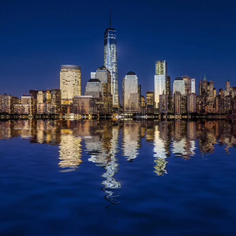  (4611) Bartuccio A. – Freedom Tower präsentiert: Amerika, Architektur, Bäche und Flüsse, Gewässer, Häuser, Kreatives, Landschaften, Meere, Sehenswürdigkeiten, Skylines, Sonstige Architektur, Sonstiges Kreatives, Wasser, Wasserspiegelungen