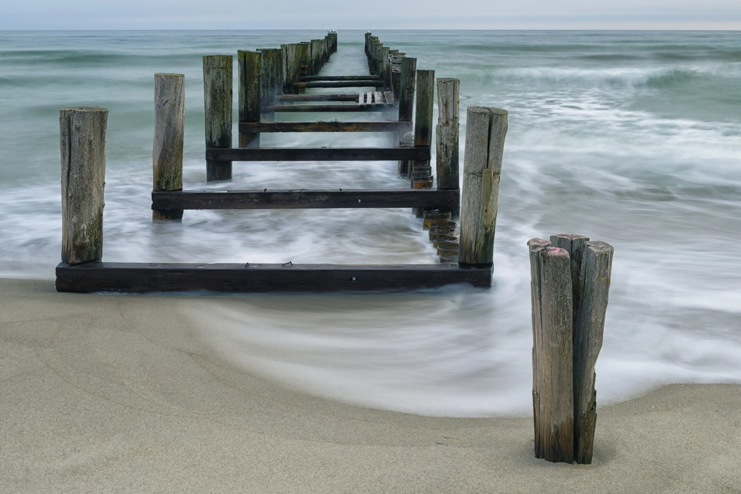 Wandbild (4569) Robertz Mark – Buhnen nahe der Seebrücke präsentiert: Wasser,Natur,Landschaften,Stege,Strände,Gewässer,Meere