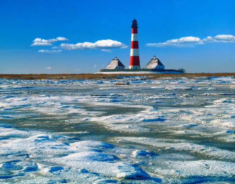  (4560) Gräfenhain – Leuchtturm Wattenmeer präsentiert: Architektur, Gewässer, Häuser, Landschaften, Leuchttürme, Luftaufnahmen, Meere, Natur, Schnee und Eis, Sehenswürdigkeiten, Sonstige Architektur, Strände, Wasser, Winter