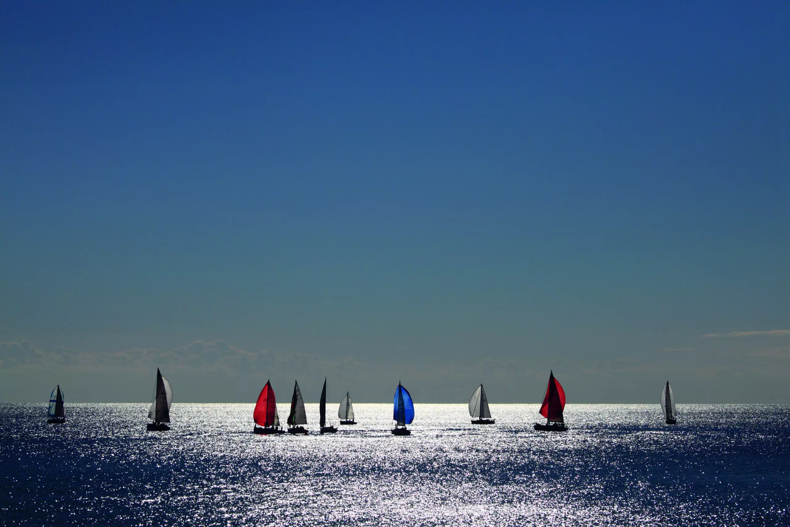 Wandbild (5296) Sailing by Davide Erbetta, HUBER IMAGES präsentiert: Aktion-Bewegung,Wasser,Natur,Landschaften,Sommer,Gew&auml;sser,Wassersport,Meere,Wasserspiegelungen