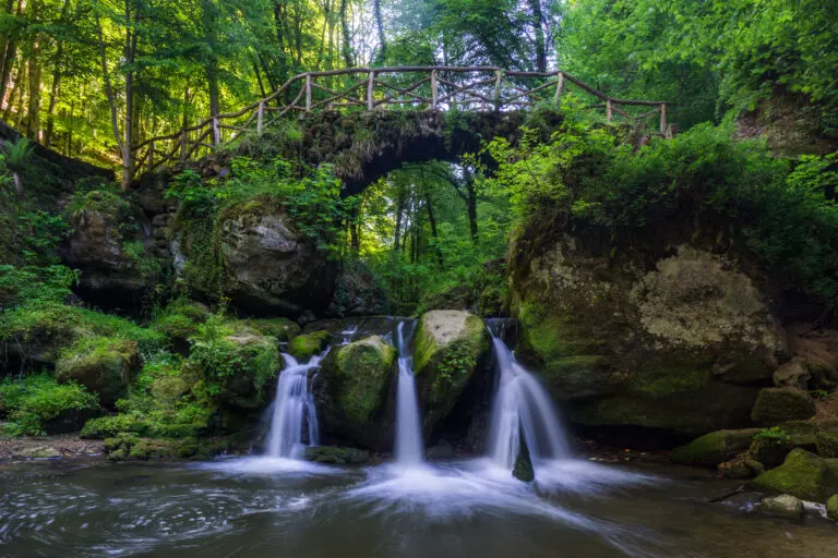 Malerischer Wasserfall in Luxemburg
