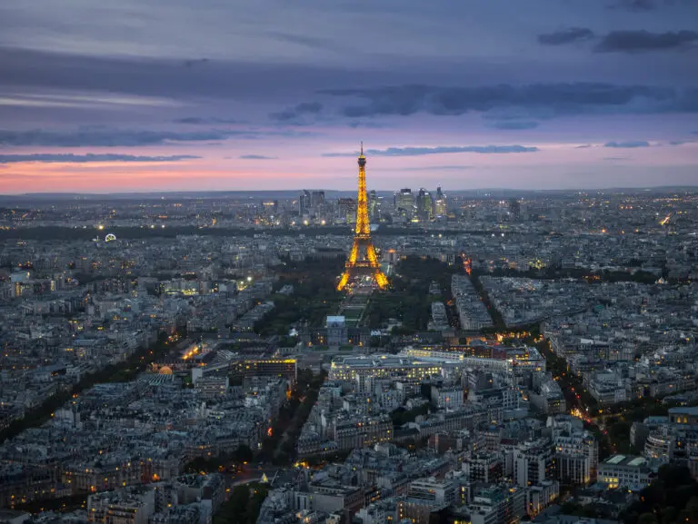 Eiffelturm in Paris zum Sonnenuntergang