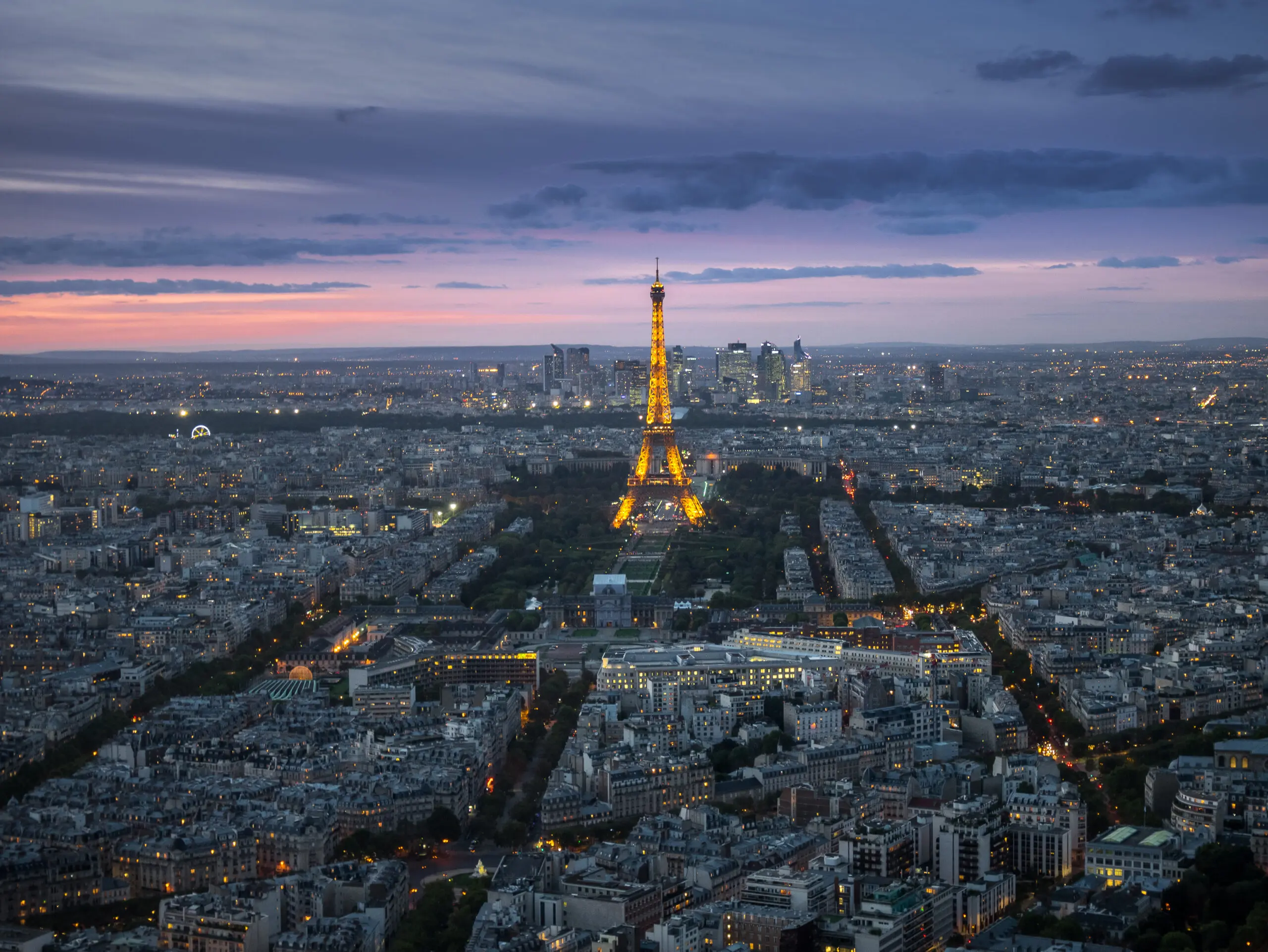 Eiffelturm in Paris zum Sonnenuntergang