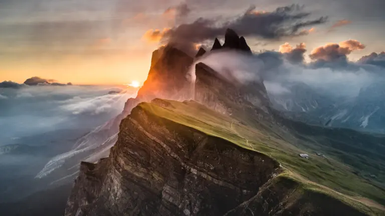 Sonnenaufgang bei den Geislerspitzen iin den Dolomiten)