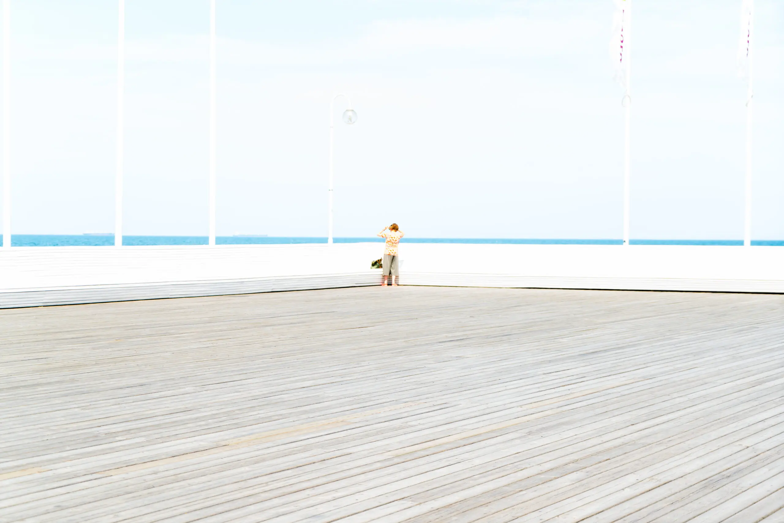 Wandbild (5340) When will he return? präsentiert: Architektur,Details und Strukturen,Kreatives,Menschen,Sonstige Architektur,Frauen,Sonstiges Kreatives,Holz