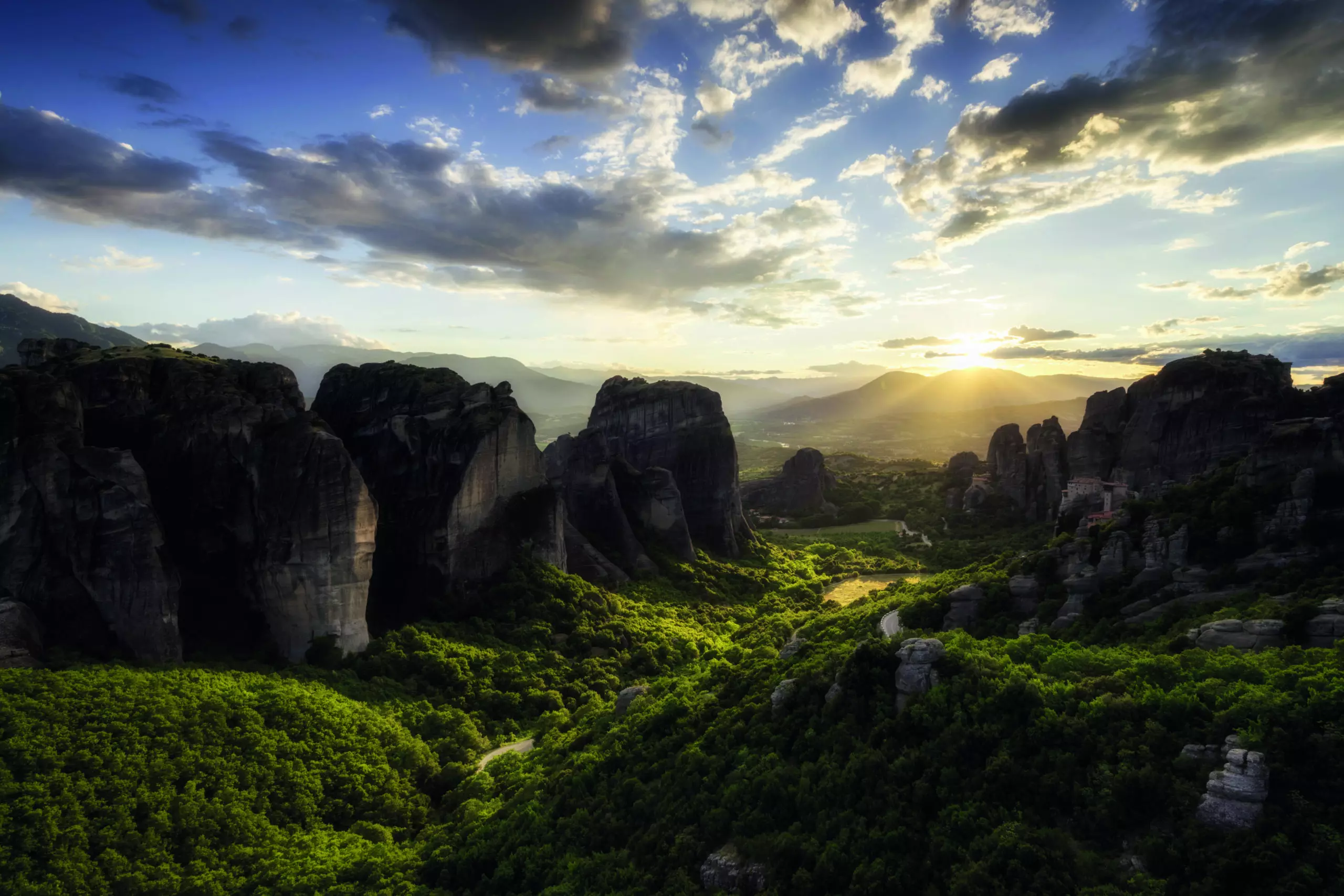 Wandbild (5508) Meteora by Michael Nebuloni/HUBER IMAGES präsentiert: Architektur,Natur,Landschaften,Häuser,Sonstige Architektur,Sehenswürdigkeiten,Bäume,Sommer,Wälder,Berge,Luftaufnahmen