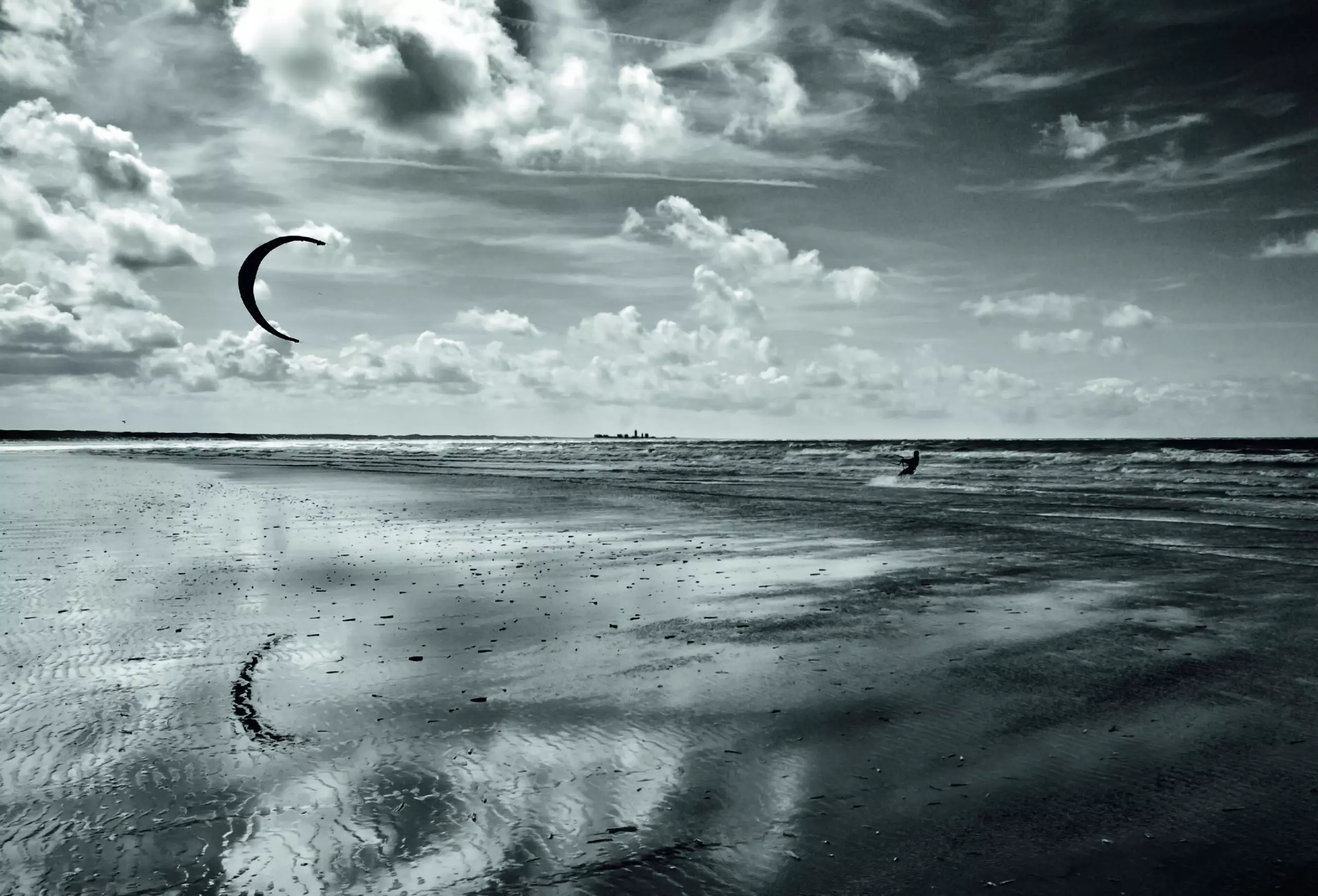 Wandbild (5816) Blue Kiting by Leon, 1x.com präsentiert: Aktion-Bewegung,Menschen,Wasser,Natur,Landschaften,Sommer,Strände,Gewässer,Männer,Wassersport,Meere,Wasserspiegelungen