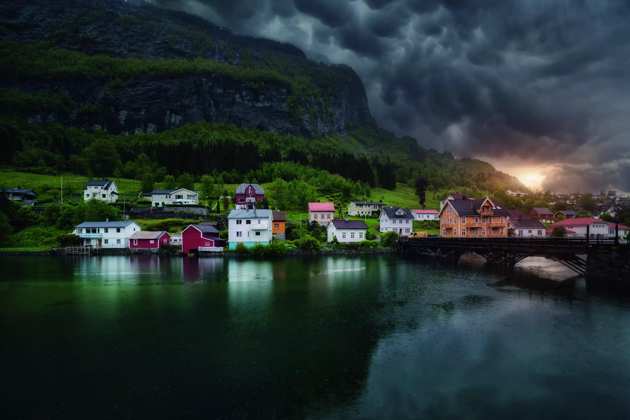 Wandbild (5895) Stryn by Juan de Pablo, 1x.com präsentiert: Wasser,Architektur,Natur,Landschaften,Häuser,Sehenswürdigkeiten,Gewässer,Meere,Wasserspiegelungen