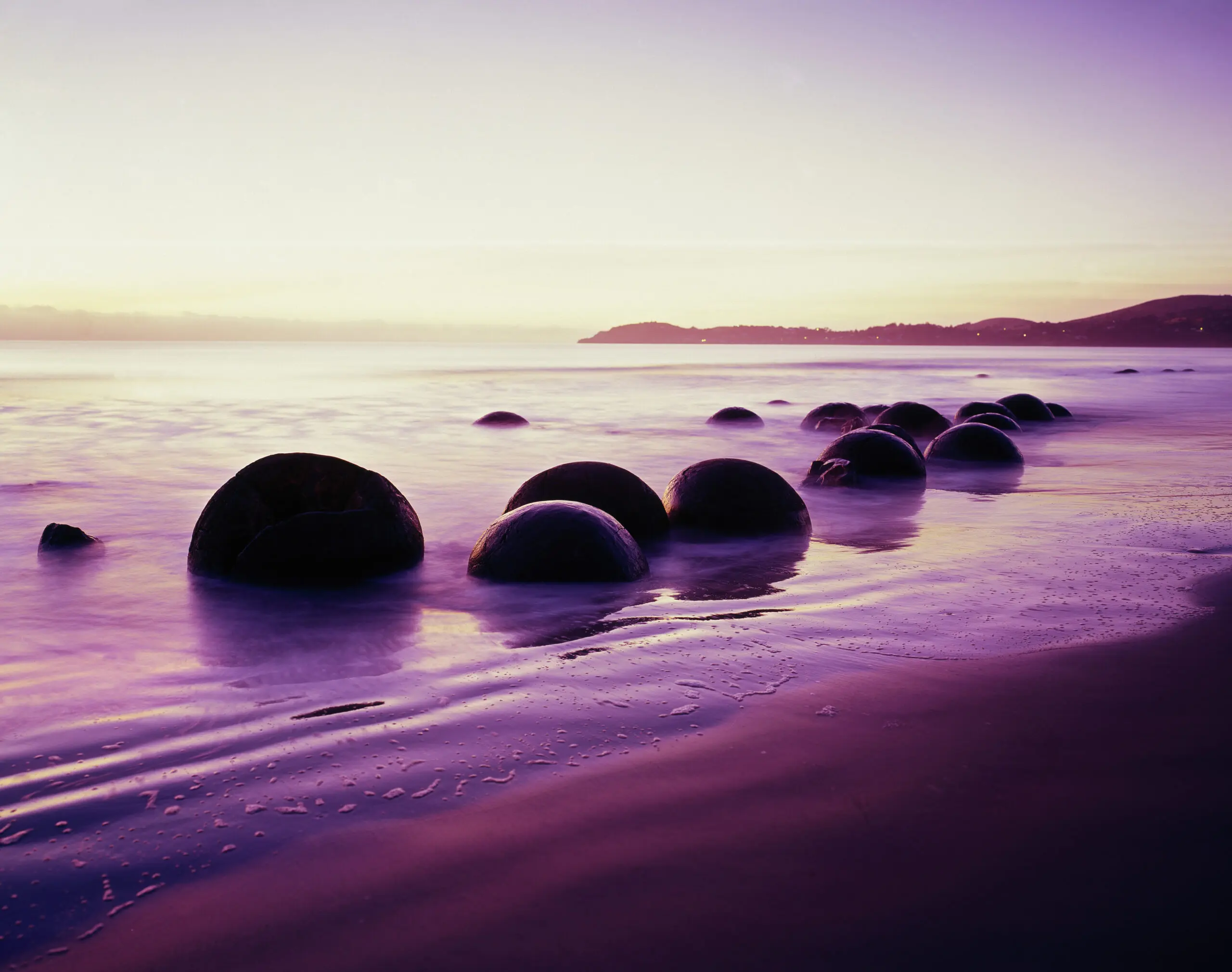 Wandbild (6036) Moeraki Boulders by Massimo Ripani/HUBER IMAGES präsentiert: Wasser,Kreatives,Details und Strukturen,Zen & Wellness,Natur,Landschaften,Meere,Wasserspiegelungen,Steine,Sonstige Naturdetails