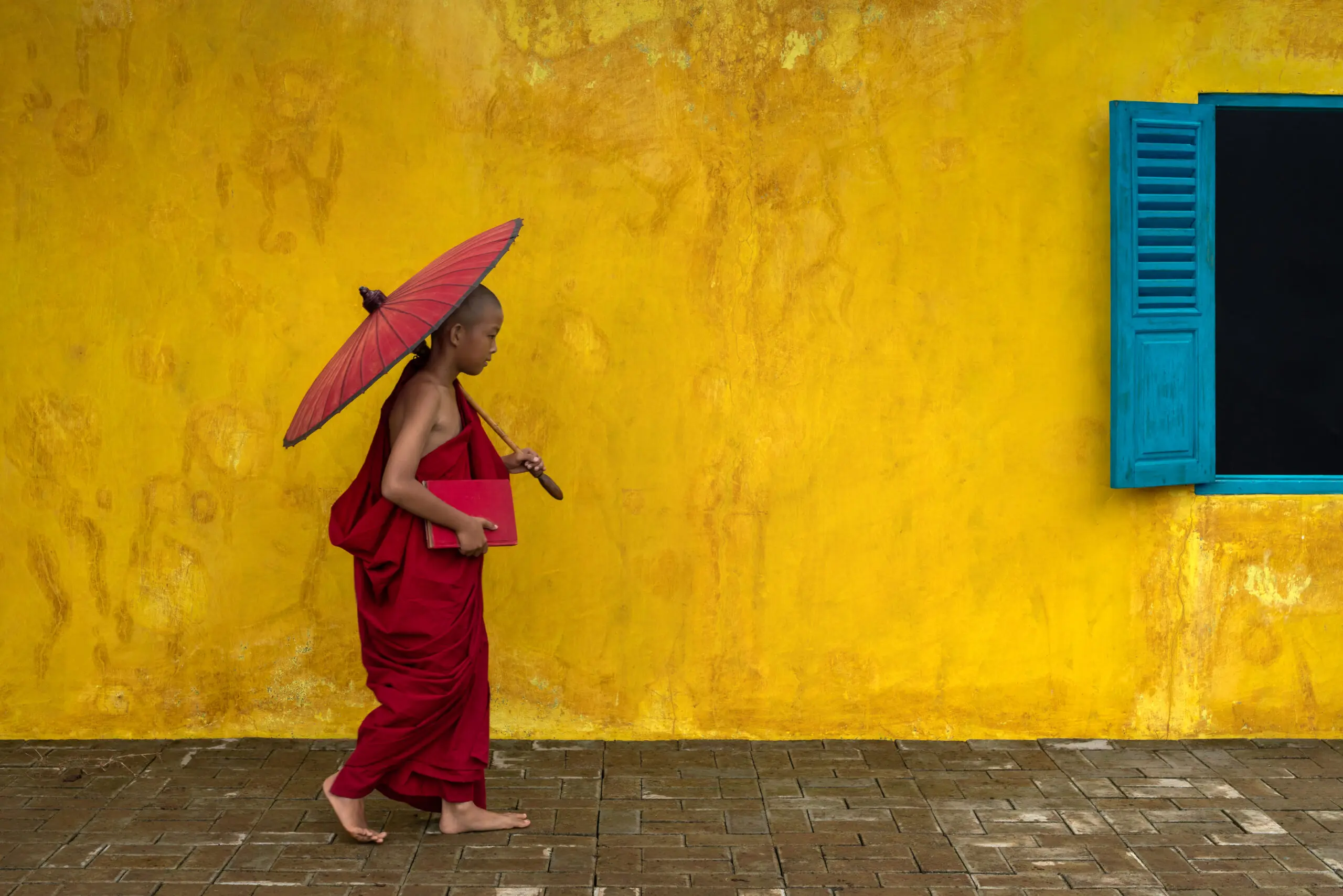 Wandbild (6113) Novice monk walking by Anges van der Logt,1x.com präsentiert: Aktion-Bewegung,Menschen,Kreatives,Zen & Wellness,Kinder,Sonstiges Kreatives