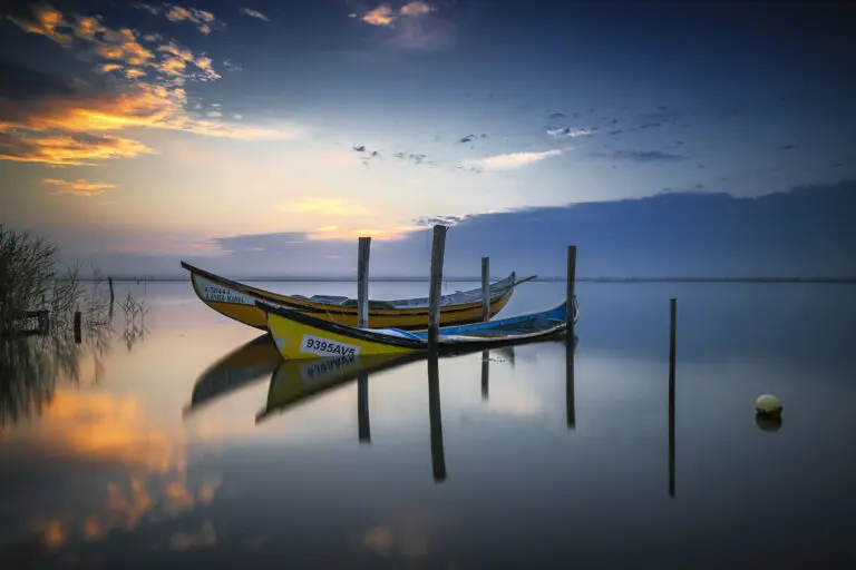  (6153) The boats by Rui Ribeiro, 1x.com präsentiert: Gewässer, Landschaften, Natur, Seen, Sommer, Wasser, Wasserspiegelungen