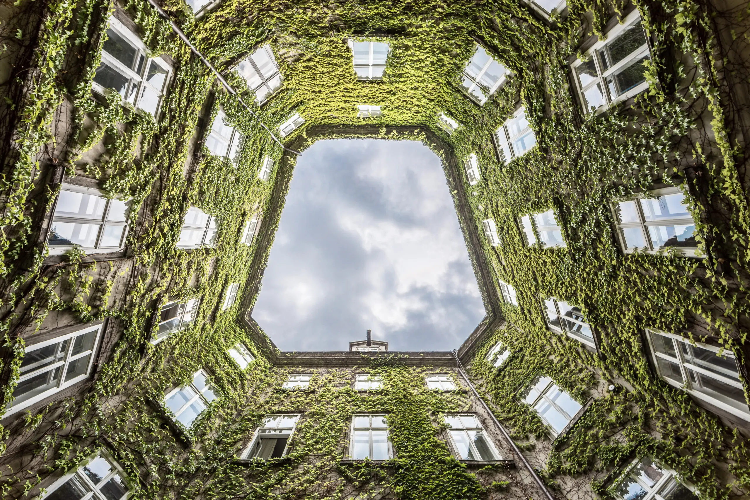 Wandbild (6350) Vienna courtyard by Lorenza Cancian,1x.com präsentiert: Kreatives,Architektur,Natur,Häuser,Sehenswürdigkeiten,Blätter,Sonstiges Kreatives