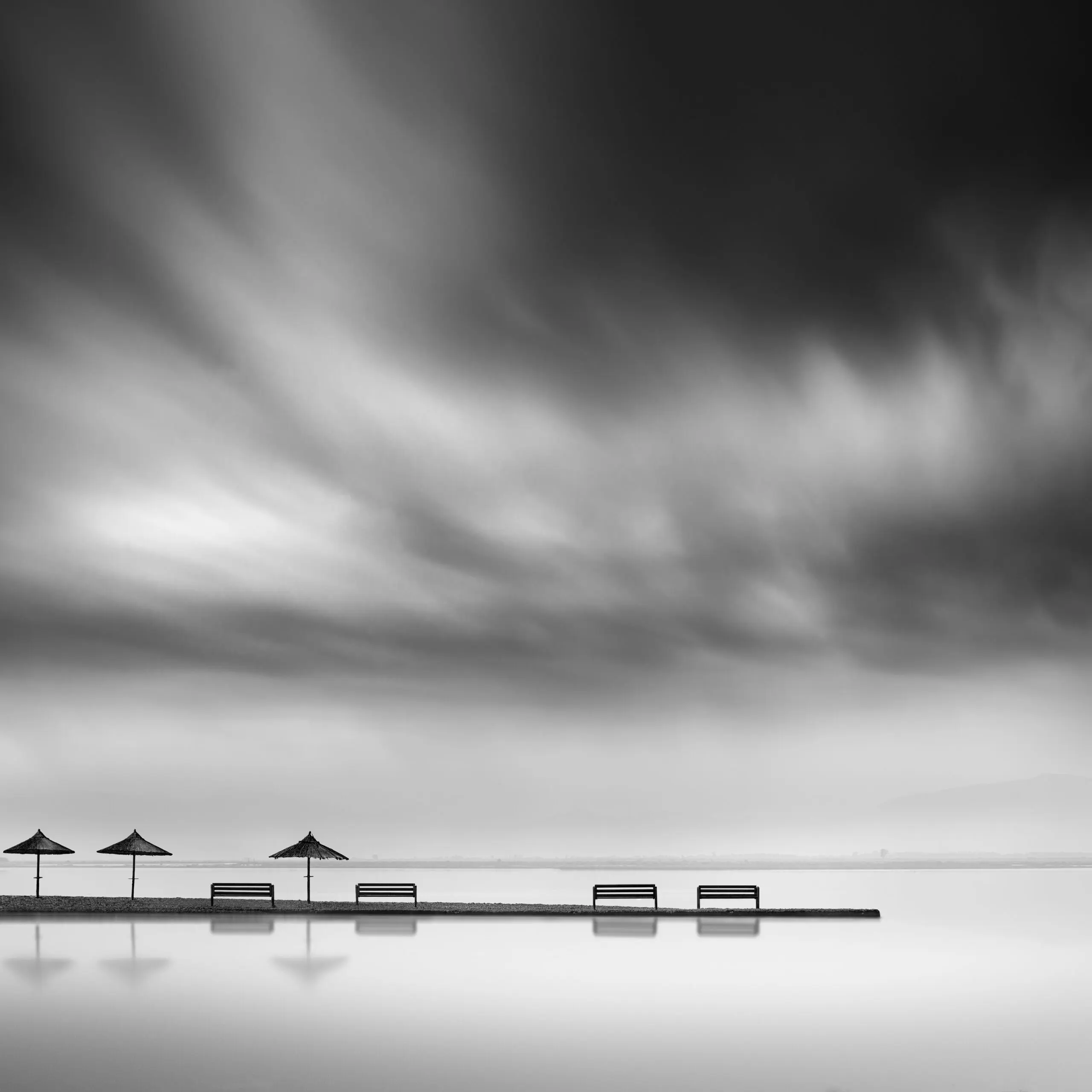 Wandbild (6402) Four Benches and three umbrellas by George Digalakis,pictufy präsentiert: Wasser,Natur,Landschaften,Sommer,Gewässer,Meere,Wasserspiegelungen