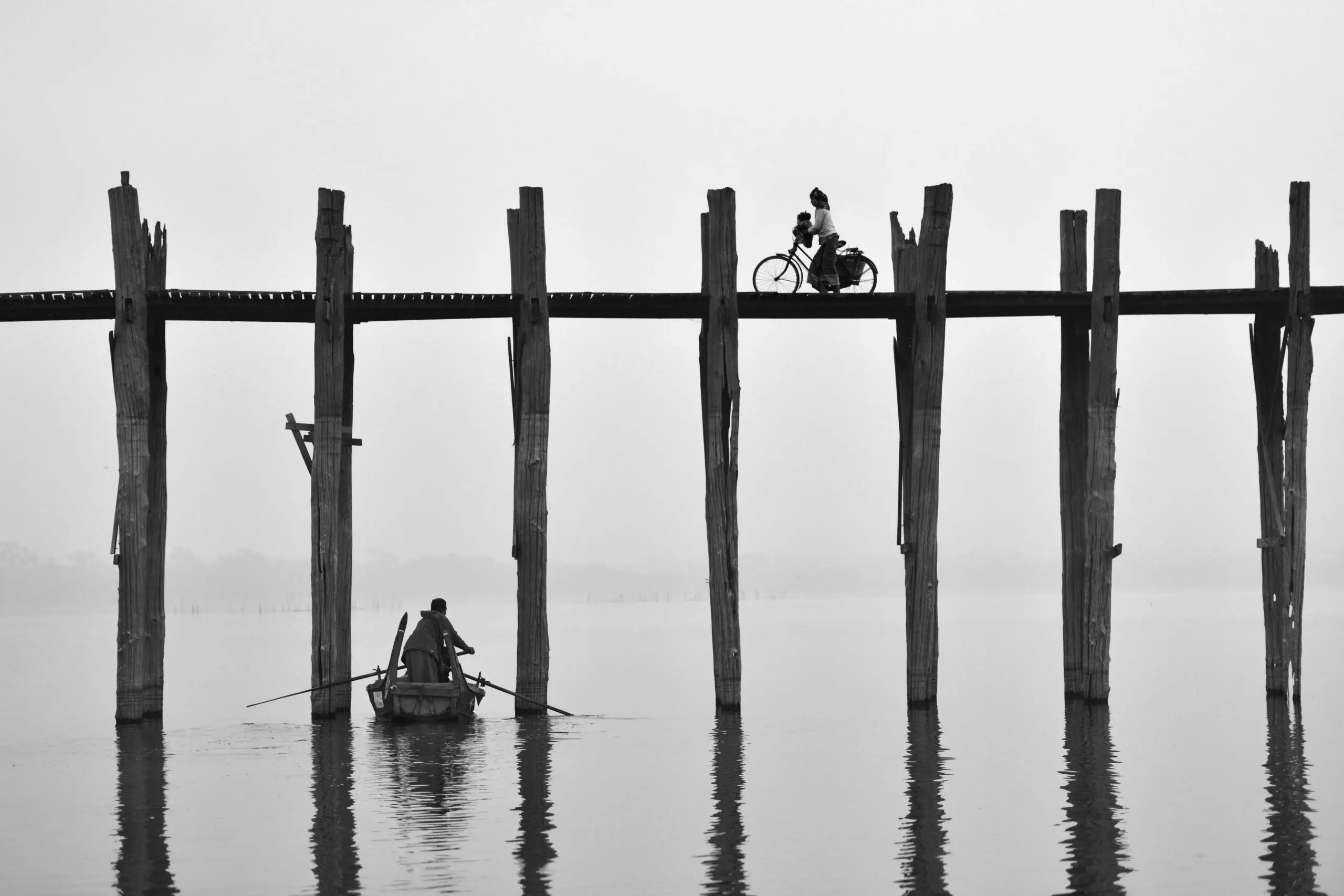 Wandbild (6421) U Bein bridge (Myanmar) by Sarawut Intarob,pictufy.com präsentiert: Menschen,Wasser,Kreatives,Natur,Landschaften,Stege,Asien,Gewässer,Bäche und Flüsse,Seen,Wasserspiegelungen