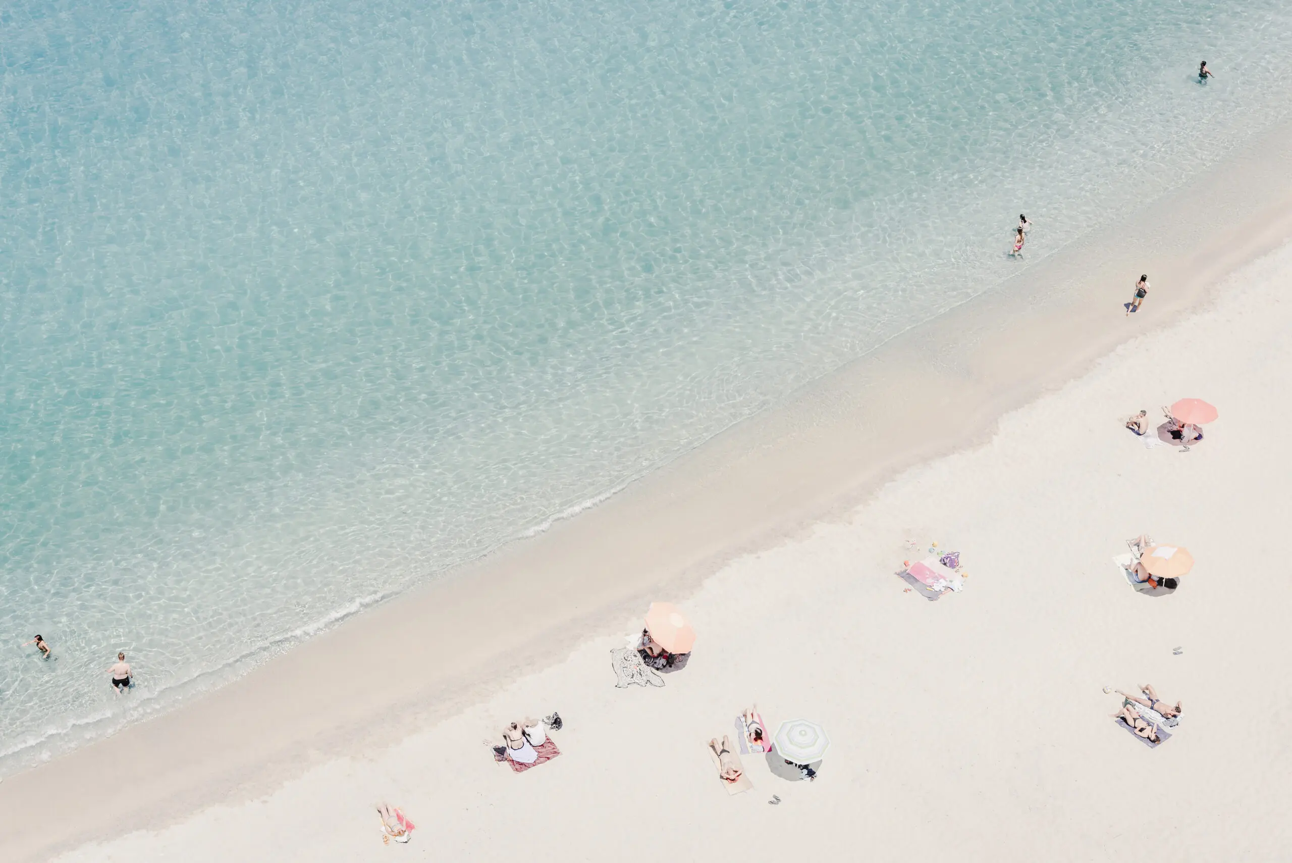 Wandbild (29205) Aerial beach view by Photolovers präsentiert: Menschen,Wasser,Natur,Menschengruppen,Meere
