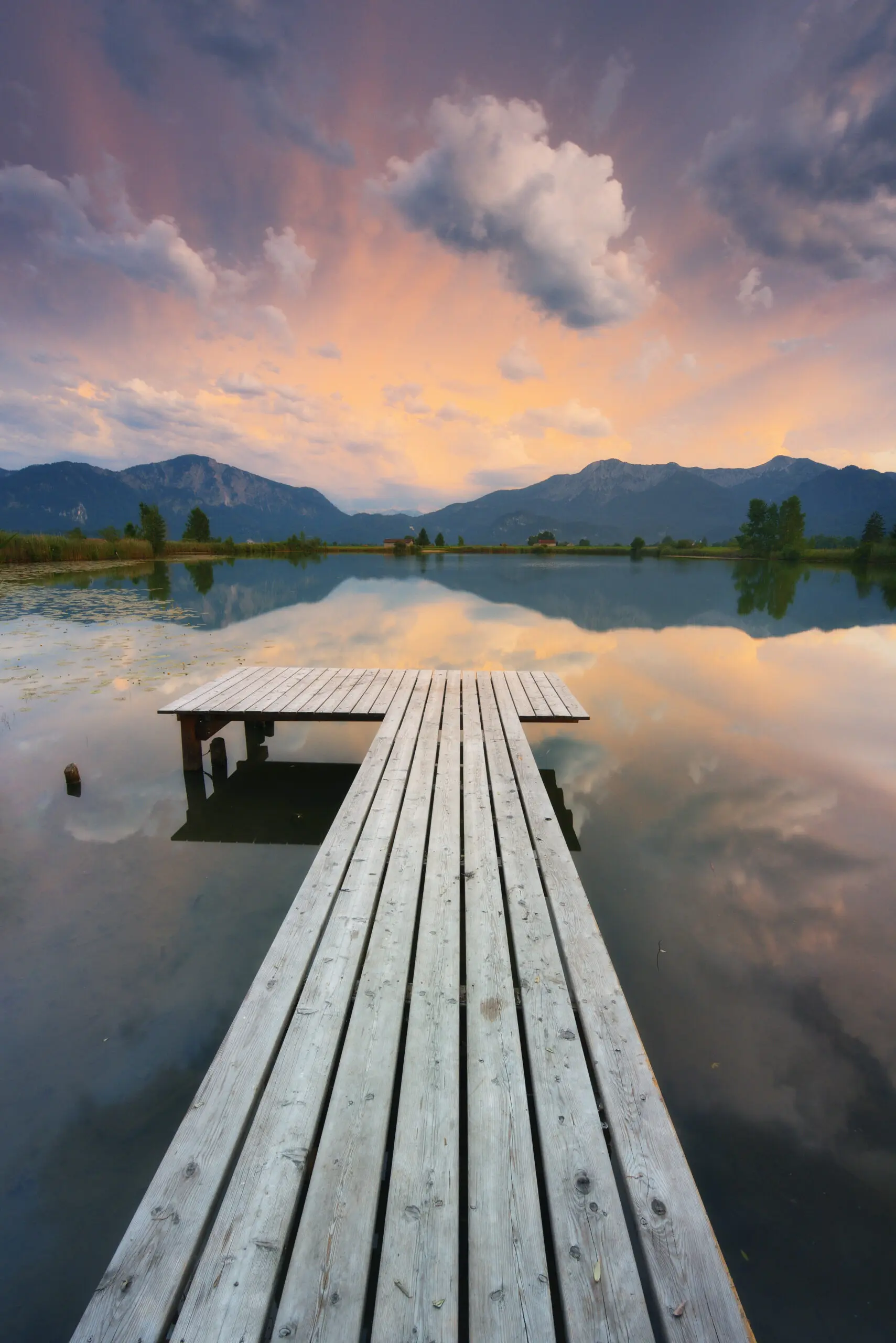 Wandbild (29396) Holzsteg am Eichsee by Cornelia Dörr präsentiert: Wasser,Natur,Landschaften,Stege,Wälder,Gewässer,Herbst,Seen,Wasserspiegelungen