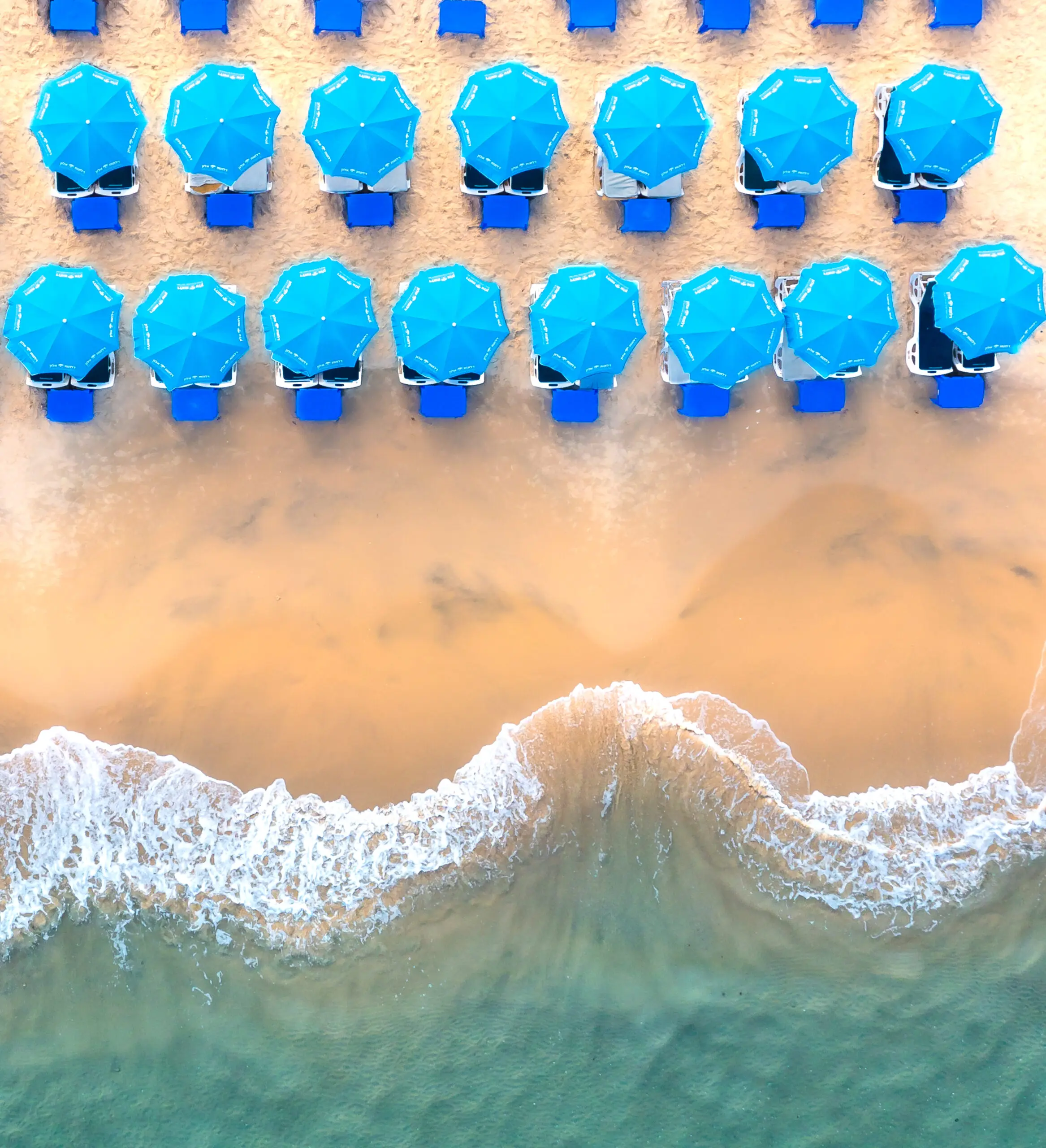 Wandbild (30182) Aerial Blue Umbrellas Beach by Gilad Topaz präsentiert: Wasser,Natur,Meere